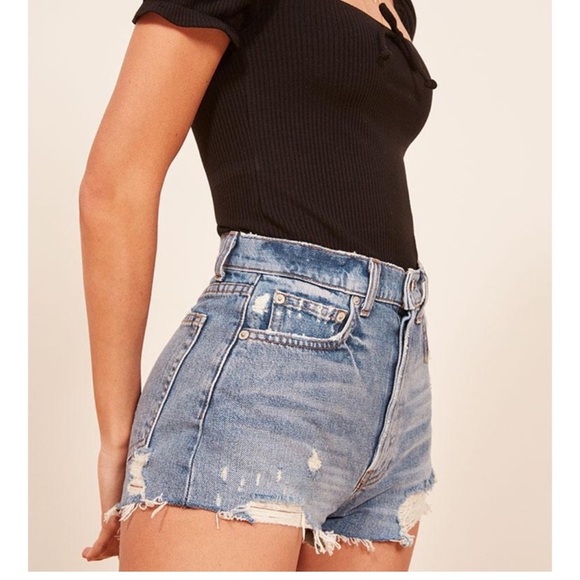 Reformation Dixie High Rise Jean Shorts Button Closure
Raw Hem Size 26 - Picture 1 of 12